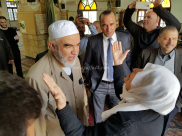 بالفيديو: بعد الافراج عنه - الشيخ رائد صلاح يلتقي والدته داخل مسجد حسن بك بيافا